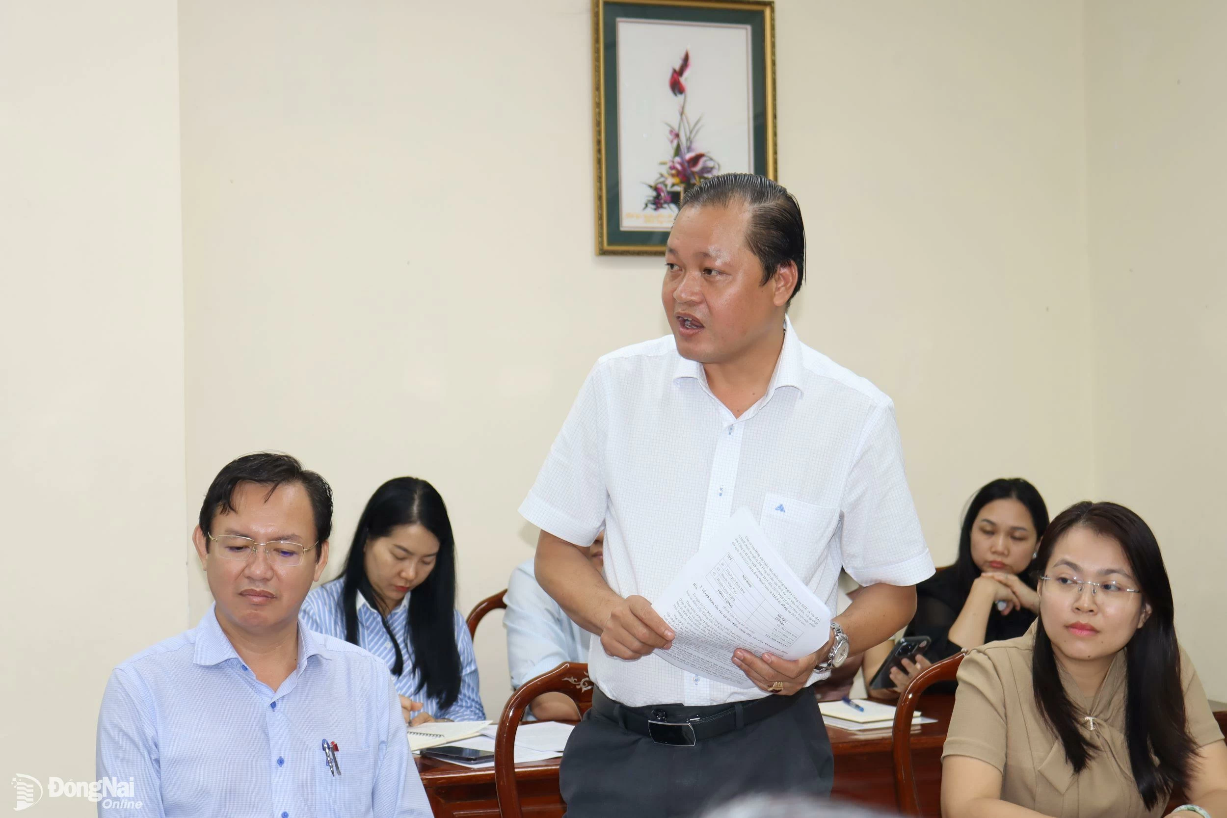 Đại diện doanh nghiệp xử lý rác thải ý kiến tại cuộc họp. Ảnh: Hoàng Lộc