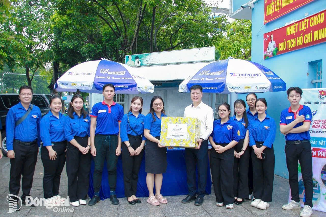 Phó bí thư thường trực Tỉnh đoàn, Chủ tịch Hội Sinh viên tỉnh Võ Văn Trung thăm, tặng quà đội hình Tiếp sức mùa thi tại Trường trung học cơ sở Trần Hưng Đạo, thành phố Biên Hòa. Ảnh: Tỉnh đoàn cung cấp