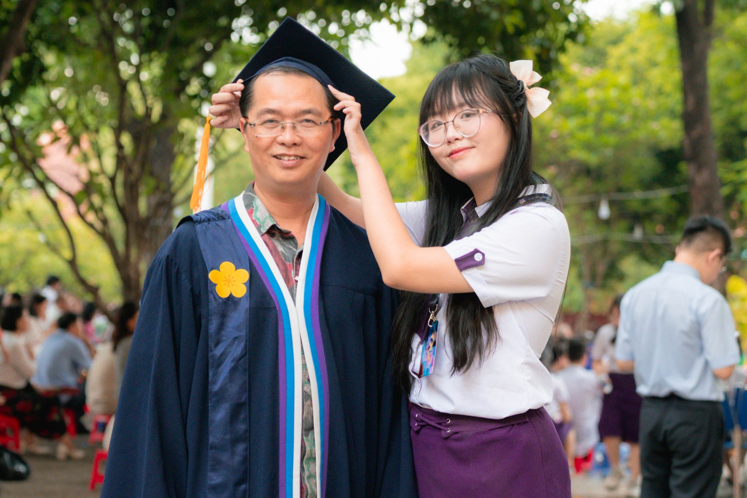 Học sinh Trường THPT Nguyễn Thị Minh Khai cười rồi khóc trong ngày chia tay - Ảnh 5.