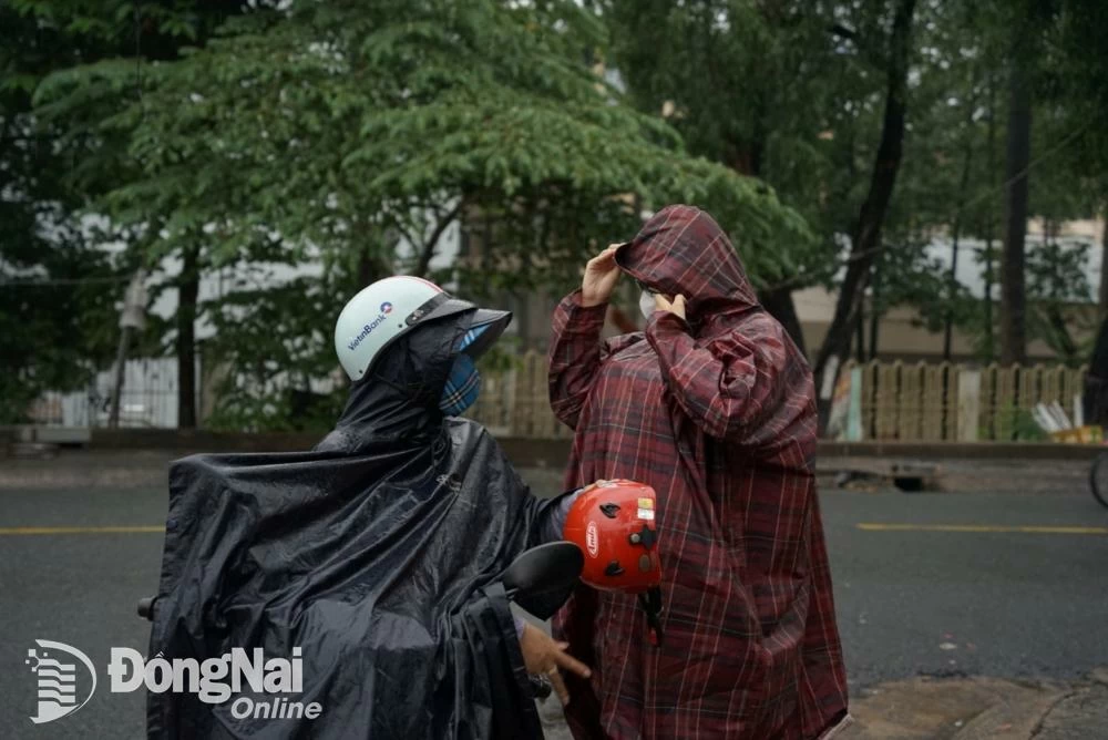 Thí sinh tạm biệt phụ huynh trước khi bước vào hội đồng thi tại Trường THPT chuyên Lương Thế Vinh. Ảnh: Lê Duy