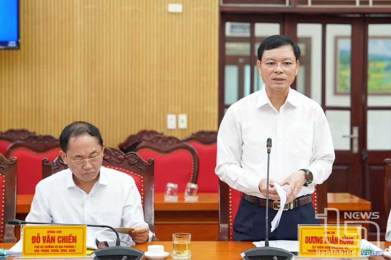 Lãnh đạo Ban Tổ chức Tỉnh ủy Thái Nguyên trình bày dự thảo Phương án nhân sự.