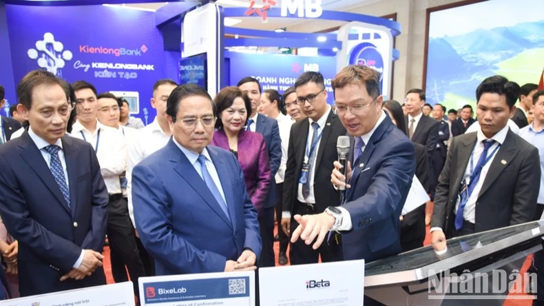 The banking industry needs to pioneer in digital transformation to effectively serve people and businesses. Photo 6