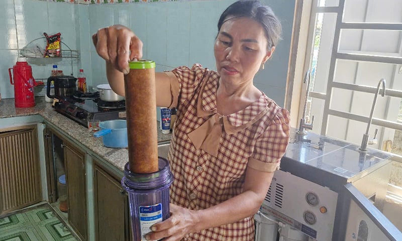 រៀងរាល់សប្តាហ៍ អ្នកស្រី Hoang Thi Tam ភូមិ Moc Dinh ត្រូវពិនិត្យ និងប្តូរធុងចម្រោះទឹករបស់គ្រួសារគាត់។