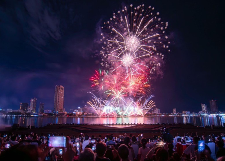 ダナン国際花火大会が夏の観光客を魅了 - 写真：VGP/Luu Huong