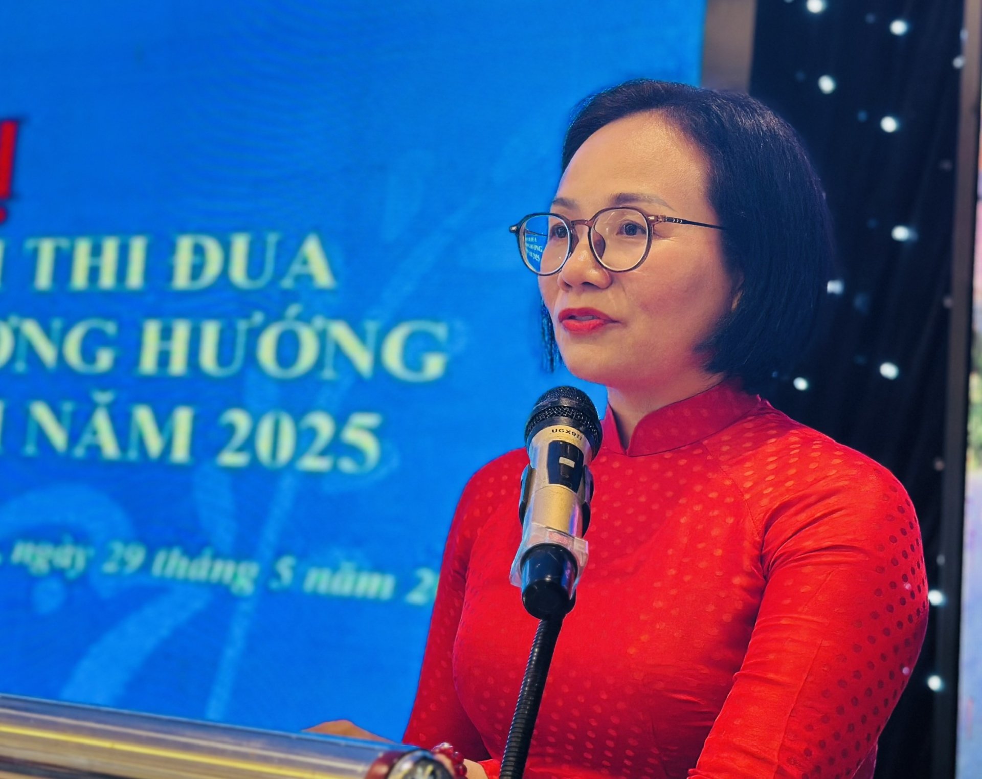 La Presidenta de la Unión de Mujeres de la Provincia de Phu Yen compartió información sobre el trabajo de la unión de mujeres local en los últimos tiempos. Foto: NGOC DUNG