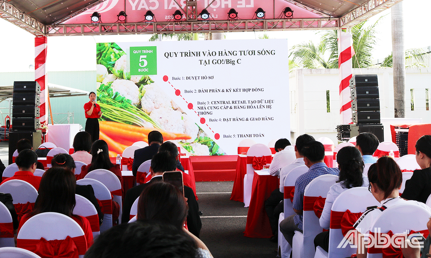 Representatives of purchasing departments of Central Retail Vietnam directly met and discussed with businesses, cooperatives, and OCOP product owners of Tien Giang.