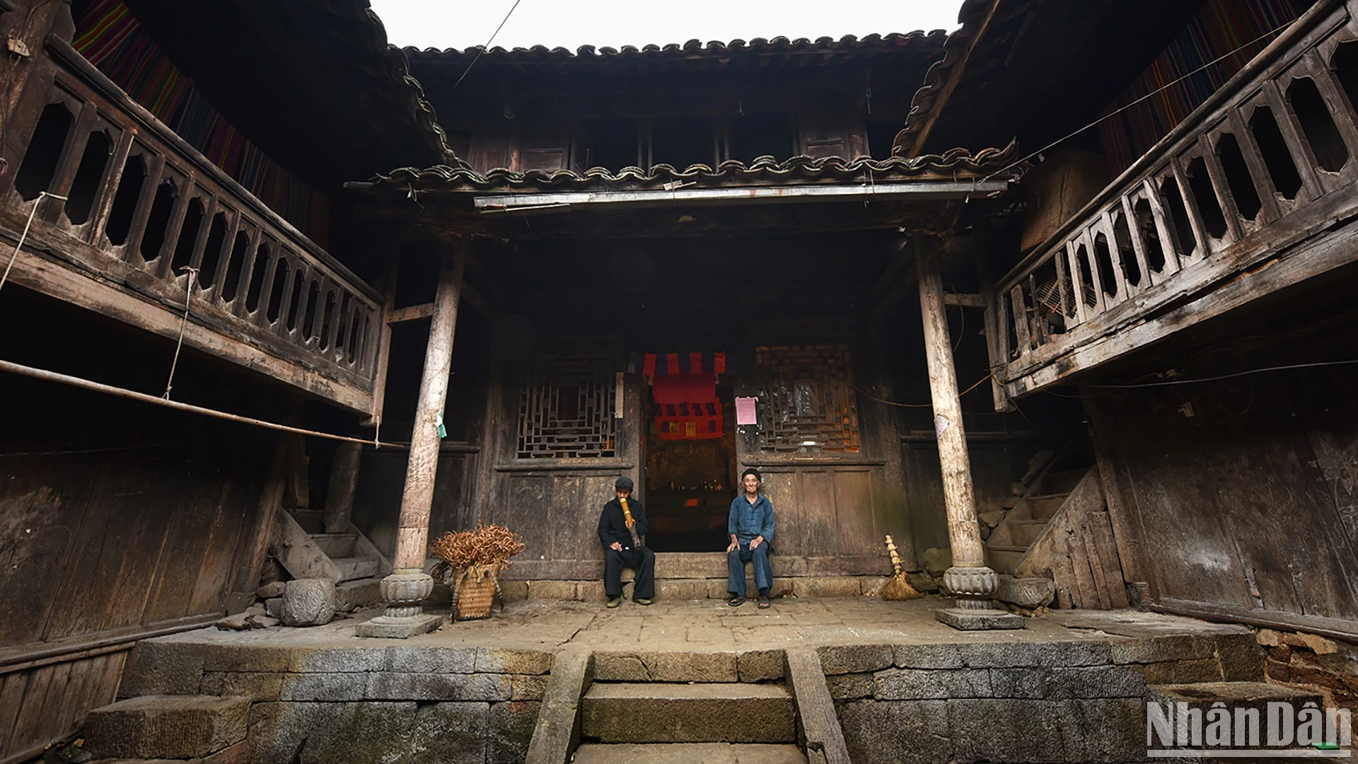 Ha Sung - Shadow of time on the stone plateau photo 1