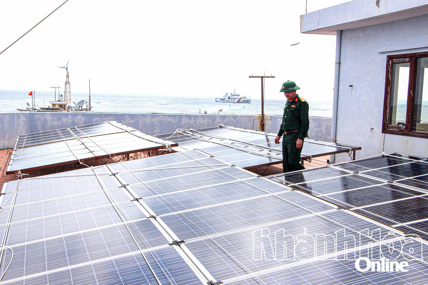 Hệ thống pin năng lượng mặt trời ở đảo Cô Lin.
