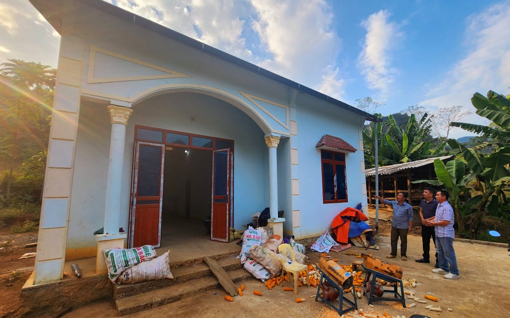 De nombreux ménages pauvres du district de Ha Quang ont reçu une aide pour se débarrasser de leurs maisons temporaires et délabrées.