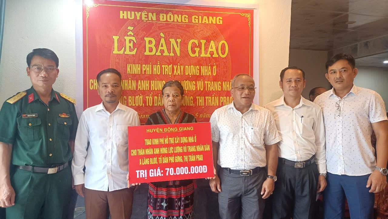Bezirk Dong Giang übergibt Gelder an Angehörige von Militärhelden