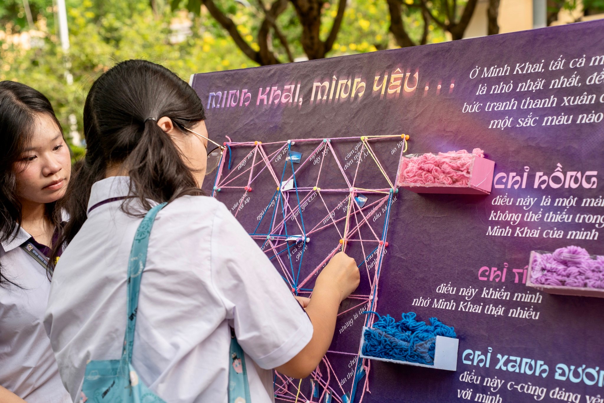 Học sinh Trường THPT Nguyễn Thị Minh Khai cười rồi khóc trong ngày chia tay - Ảnh 11.