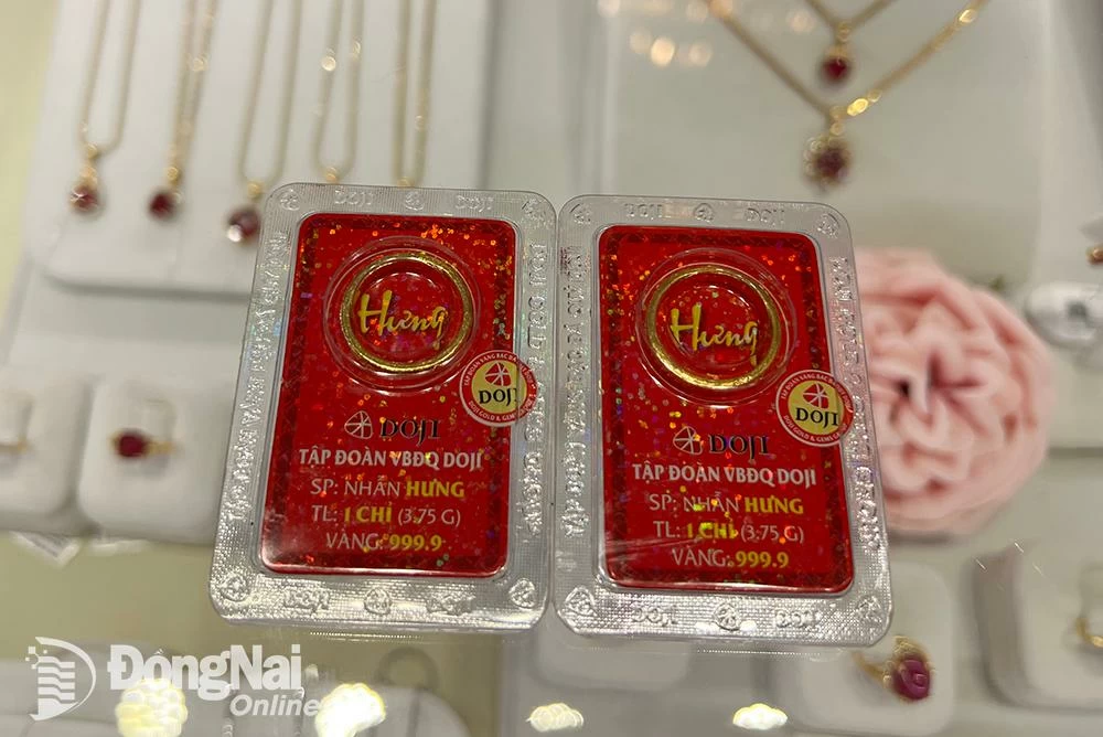 金価格は5月29日の午前中に急落し、その後午後に再び上昇した。写真：ラム・フオン