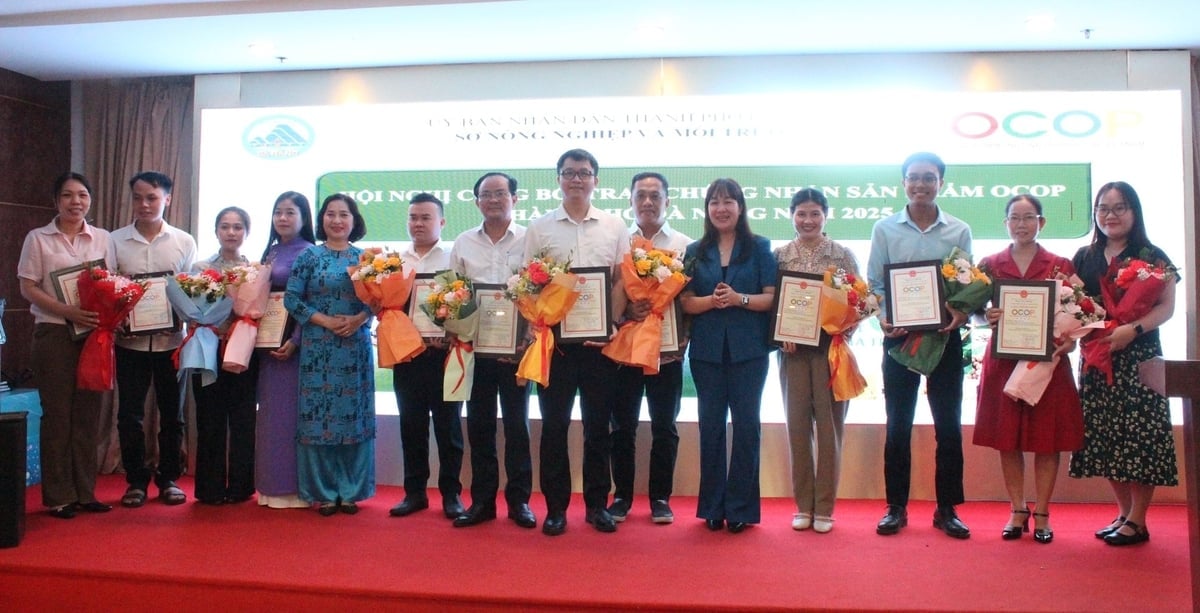 Entrega de certificados de reconocimiento de los resultados de la evaluación de clasificación para 19 productos de 11 entidades que lograron productos OCOP de 4 estrellas. Foto: Lan Anh