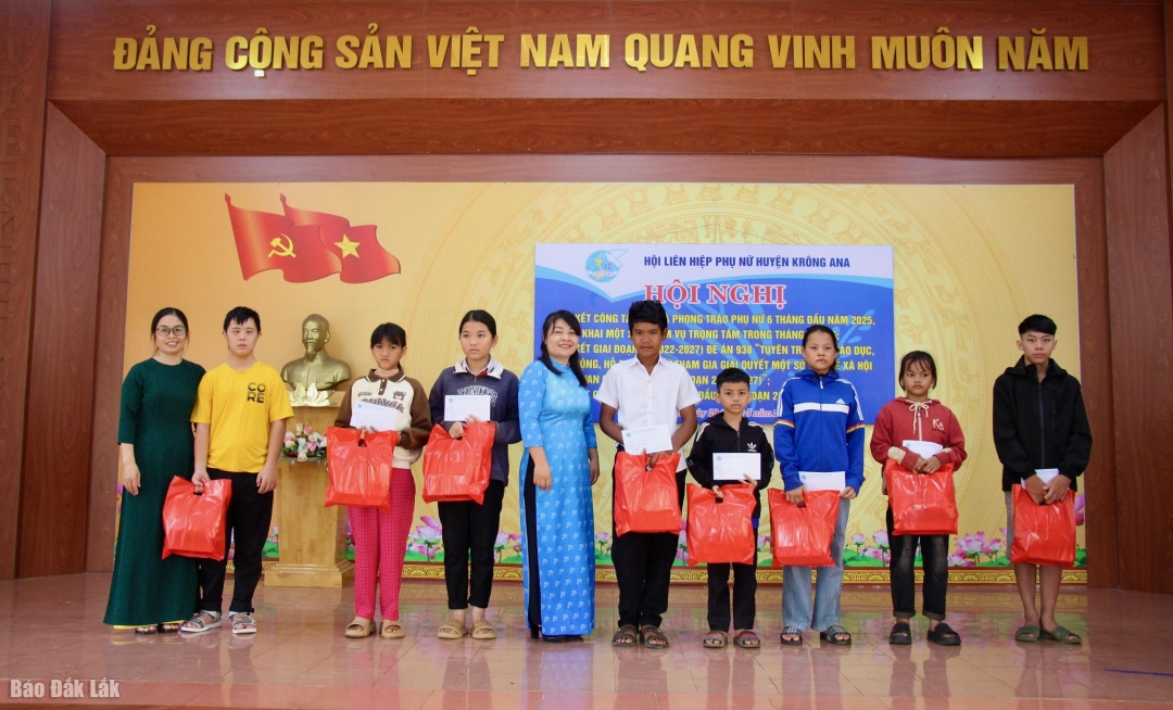 ตัวแทนสหภาพสตรีอำเภอคลองอานามอบของขวัญให้กับเด็กๆ