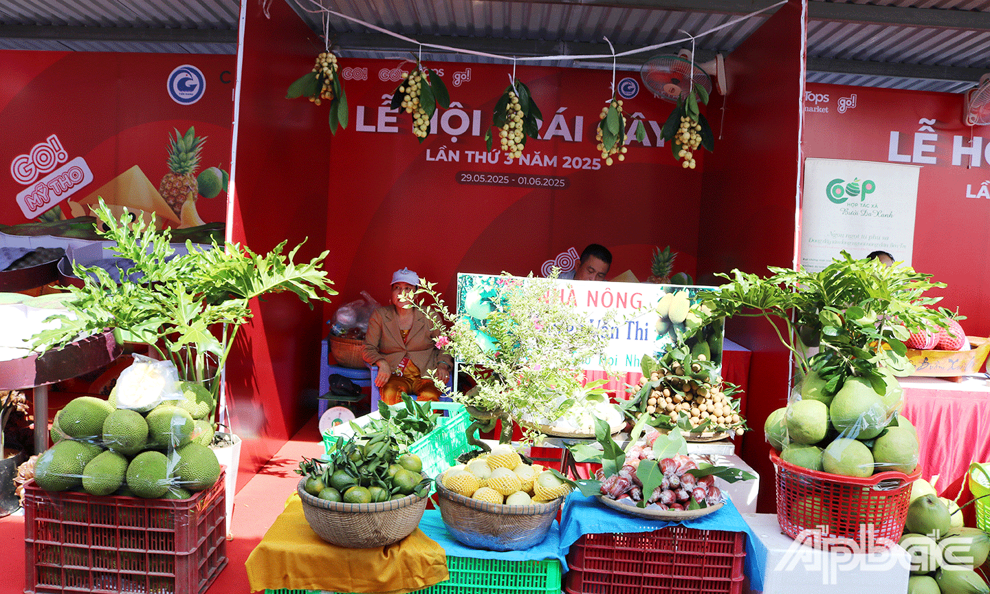 Businesses and business households display products at the program