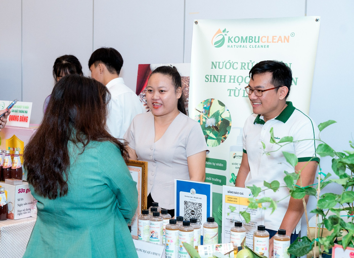 Gian hàng trưng bày và giới thiệu sản phẩm KOMBUCLEAN