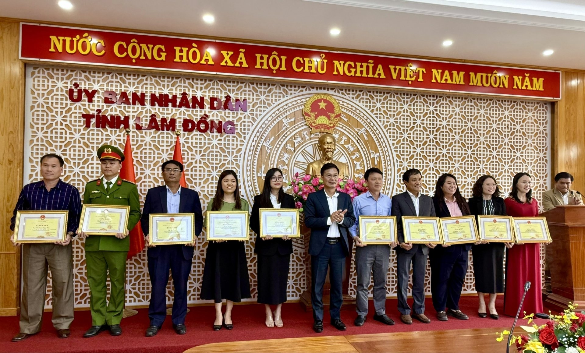 Das Volkskomitee der Provinz Lam Dong verlieh 13 Kollektiven und 14 Einzelpersonen Verdiensturkunden für herausragende Leistungen.