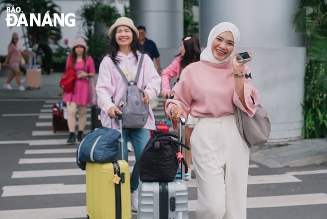 Đà Nẵng có sức hút đối với các thị trường khách du lịch quốc tế, trong đó có thị trường khách du lịch từ các quốc gia Hồi giáo hoặc theo đạo Hồi (như Trung Đông, Malaysia…). Trong ảnh: Khách du lịch từ các quốc gia Hồi giáo hoặc theo đạo Hồi đến Đà Nẵng đầu năm 2025. Ảnh: NGỌC HÀ