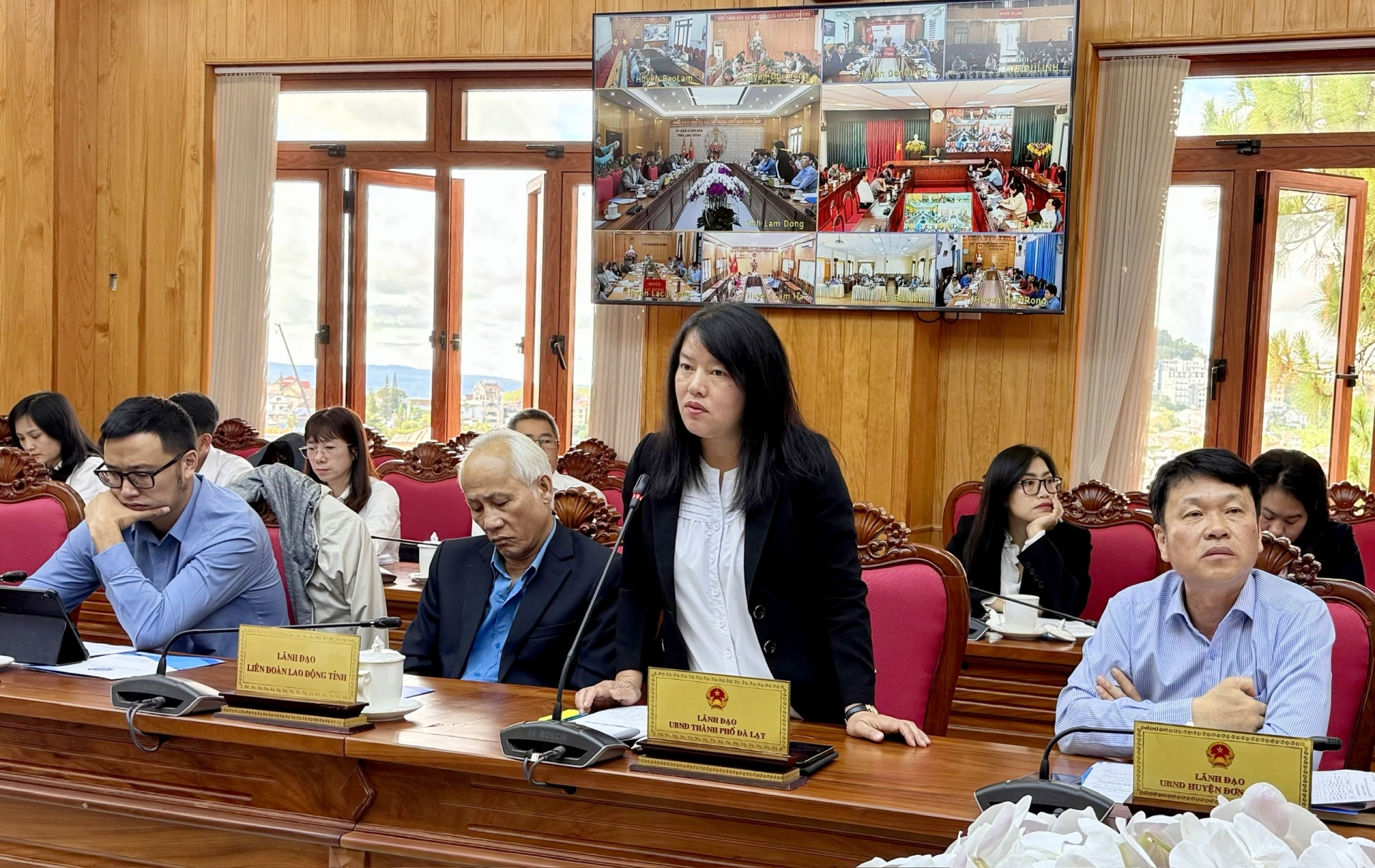 Frau Tran Thi Vu Loan – stellvertretende Vorsitzende des Volkskomitees der Stadt Da Lat sprach auf der Konferenz