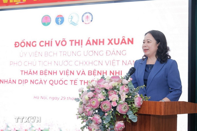 ttxvn-pho-chu-tich-nuoc-tham-tang-qua-benh-nhi-tai-benh-vien-phoi-trung-uong-4.jpg