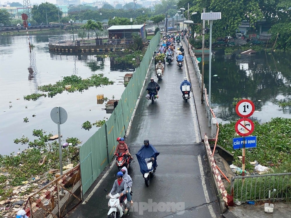 Cam cau Phu Dinh TP.HCM anh 2