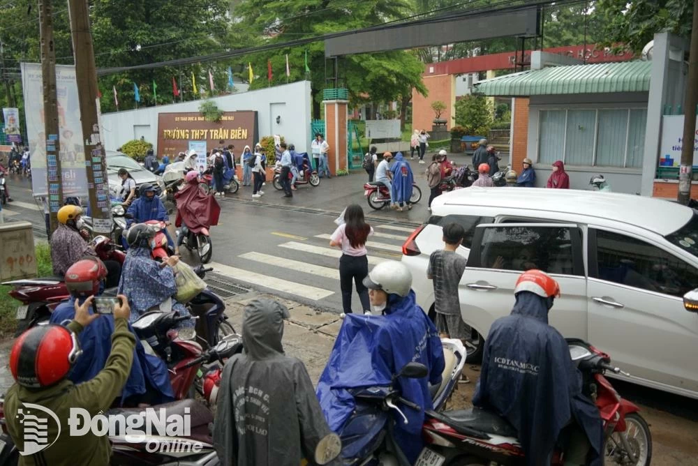 Phụ huynh và thí sinh nhộn nhịp đến hội đồng thi tại Trường THPT Trấn Biên (thành phố Biên Hòa). Ảnh: Lê Duy