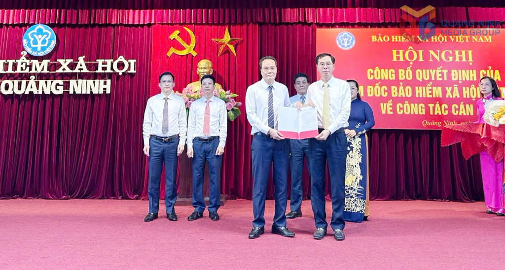 Ông Đào Việt Ánh, Phó Giám đốc BHXH Việt Nam trao Quyết định của Giám đốc BHXH Việt Nam cho ông Bùi Minh Đức, Giám đốc BHXH Khu vực VIII từ ngày 1/6/2025. 