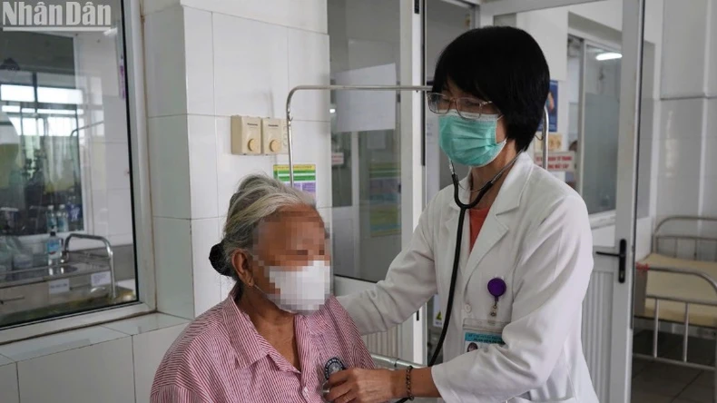 高齢患者の気管支から鋭い骨片を除去する内視鏡手術、写真1
