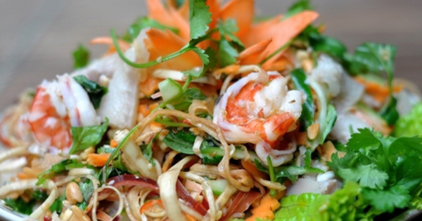 របៀបធ្វើសាឡាត់ផ្កាចេកជាមួយបង្គា និងសាច់ក្រក និងឆ្ងាញ់ដោយមិនខ្មៅ