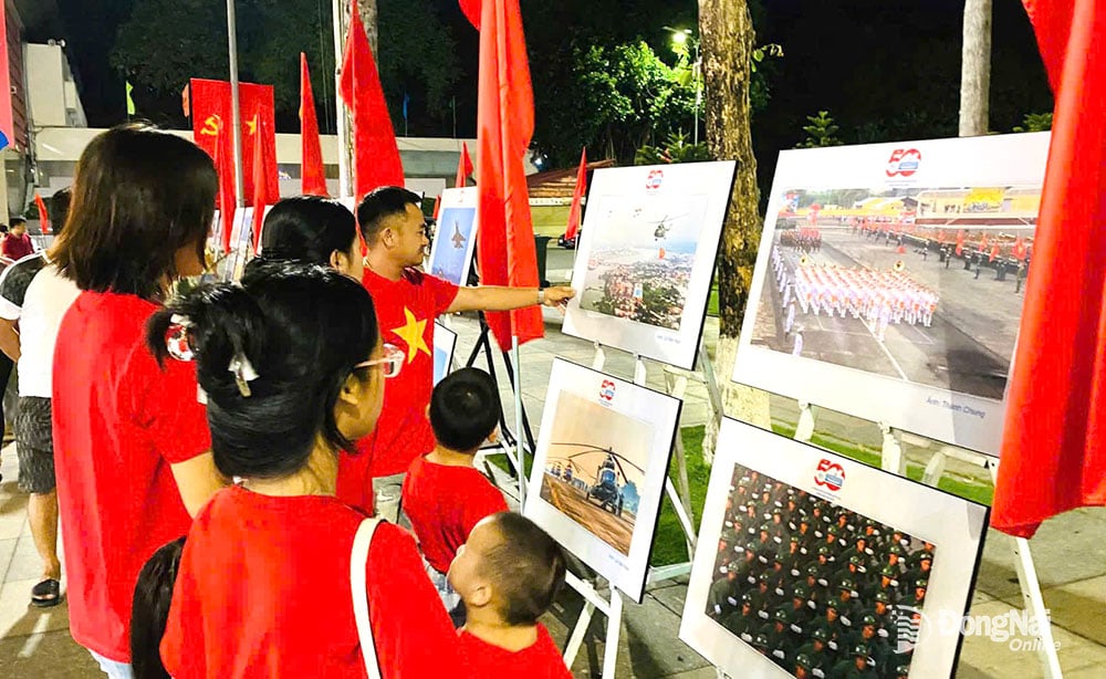 Mucha gente vino a ver la exposición. Foto: Cong Nghia