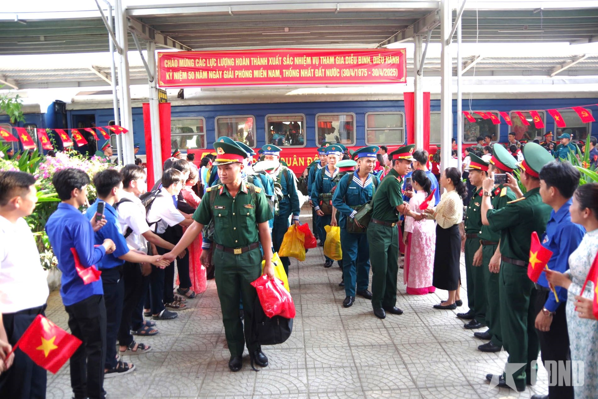 Quang Nam Province welcomes the delegation participating in the parade of Military Region 5