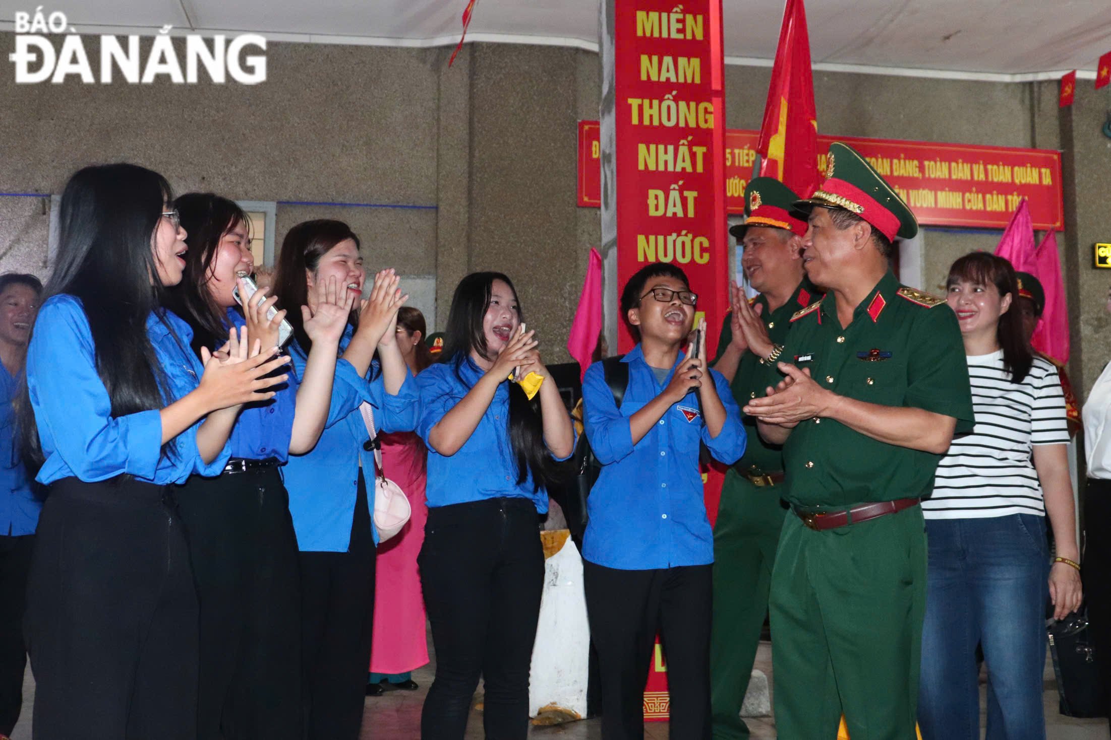 Đoàn viên, thanh niên Đà Nẵng giao lưu với các lực lượng diễu binh, diễu hành. Ảnh: KHÁNH NGÂN