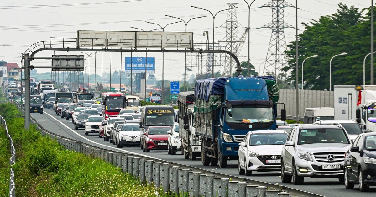 Nearly 7km of traffic jams in Hanoi even though the holiday is not over yet. Even at noon, there is still no way to avoid traffic jams.