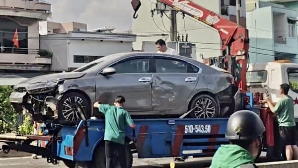 トラクタートレーラーと衝突、車が中央分離帯を飛び越える