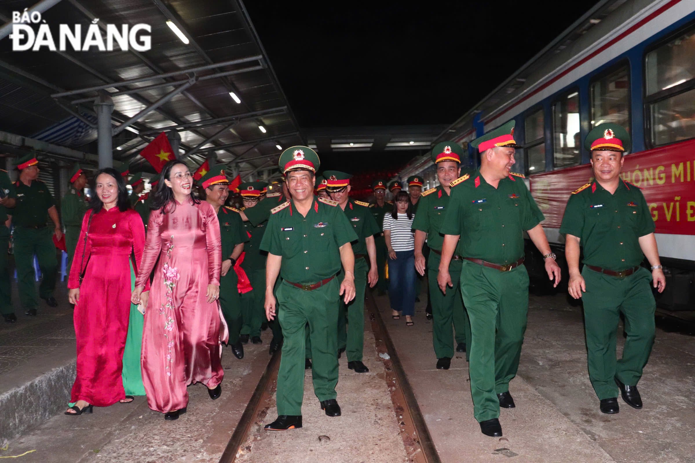 Lãnh đạo thành phố cùng các cán bộ, chiến sĩ chào đón các lực lượng diễu binh, diễu hành. Ảnh: KHÁNH NGÂN