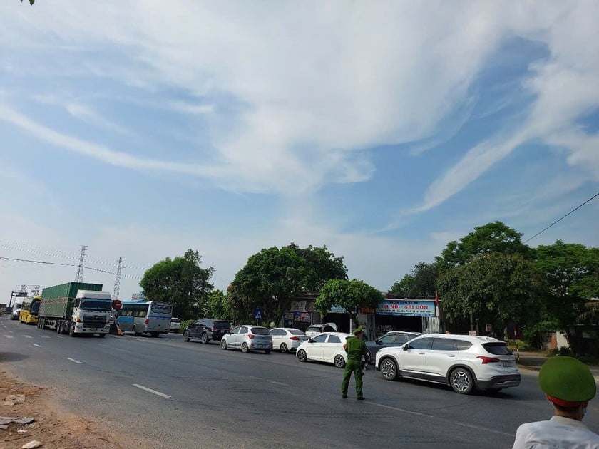 Lực lượng chức năng căng mình điều tiết giao thông.