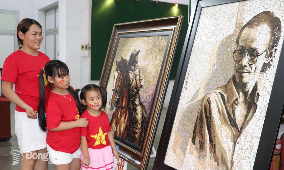 Du khách tham quan tranh ghép gốm được trưng bày tại Bảo tàng Đồng Nai của họa sĩ Mai Văn Nhơn. Ảnh: An Nhơn