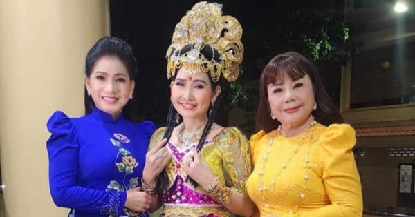 L'artiste du peuple Thoai Mieu, l'artiste du peuple Phuong Loan et l'artiste Chi Tam chantent pour célébrer l'anniversaire du Bouddha VESAK