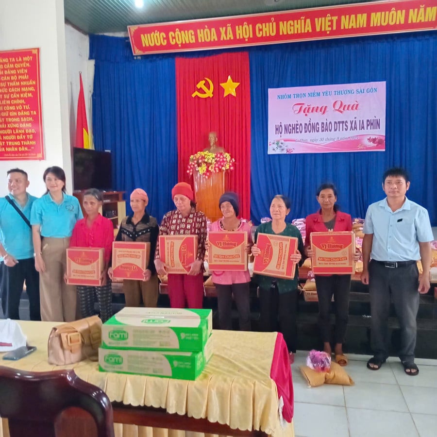 xa-ia-phin-huyen-chu-prong-phoi-hop-to-chuc-chuong-trinh-tang-qua-cho-cac-ho-dan-toc-thieu-so-co-hoan-can-kho-khan-nhan-dip-xuan-at-ty-2025-anh-thanh-nhat.jpg