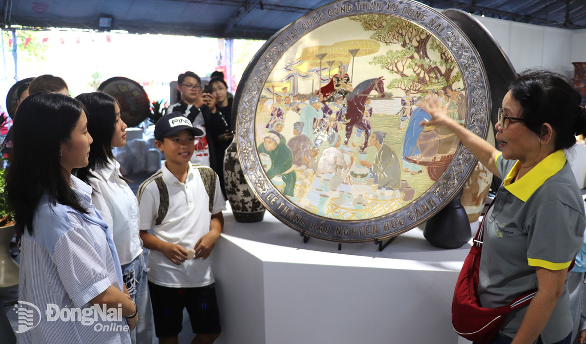 Nhiều trẻ em đến tham quan Festival Gốm và nghe nghệ nhân giới thiệu về gốm Biên Hòa, đặc biệt là hình tượng Lễ thành hầu Nguyễn Hữu Cảnh trên gốm Biên Hòa. Ảnh: An Nhơn

