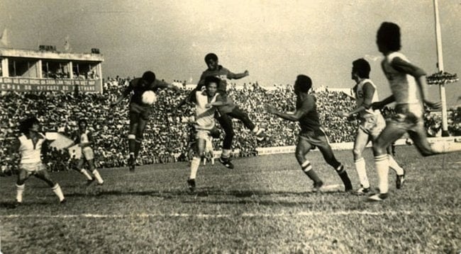 Trận đấu giao hữu ngày 7/11/1976 mang ý nghĩa của sự kết nối, gắn liền Nam - Bắc sau thời gian chia cắt do chiến tranh. Nguồn Cục TDTT.