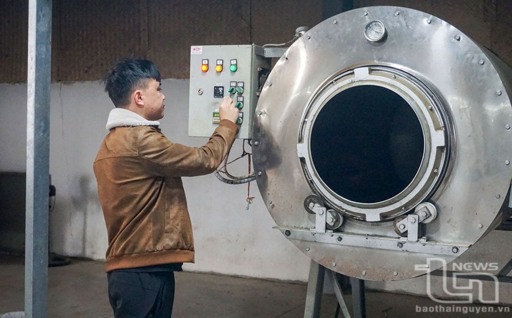 Nhiều hộ sản xuất chè đã ứng dụng công nghệ số vào việc điều khiển các thiết bị phục vụ sản xuất chè (máy sao, vò chè...).