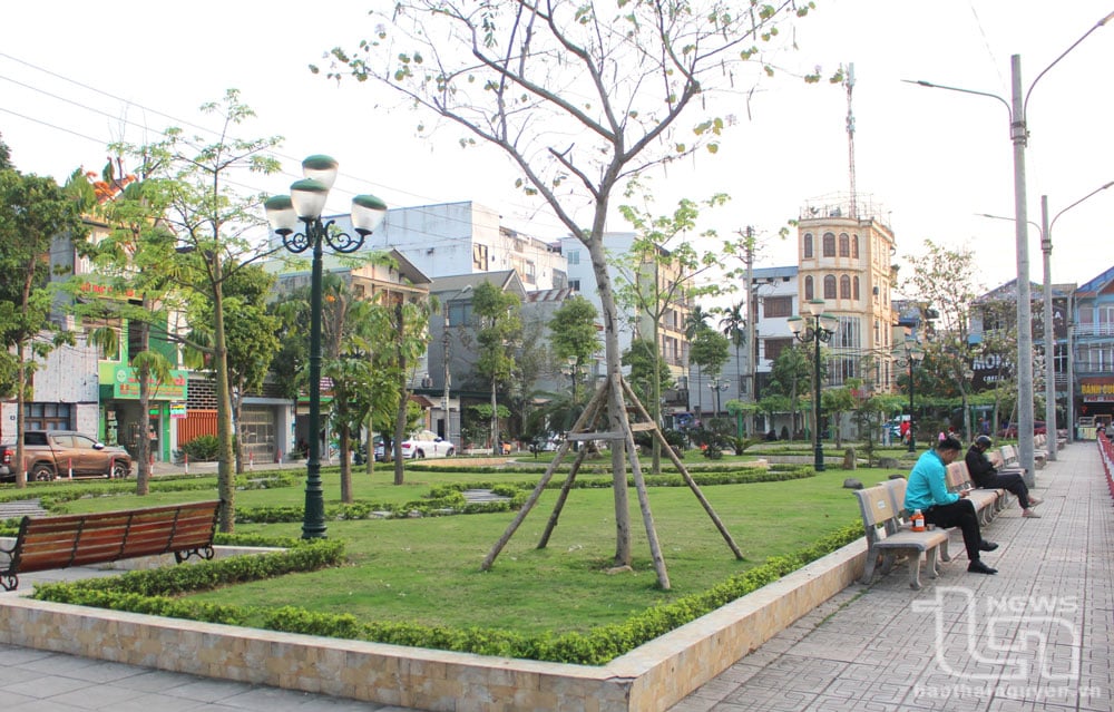 Khu công viên cây xanh, bồn hoa tại phường Hoàng Văn Thụ đáp ứng nhu cầu thể dục, thể thao, giải trí cho người dân ở khu dân cư.
