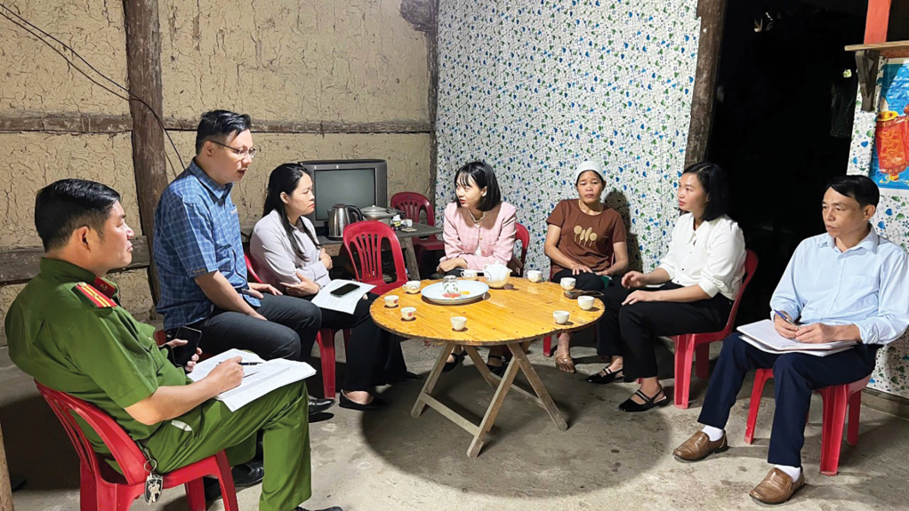 Ban Chỉ đạo xóa nhà tạm, nhà dột nát huyện Thạch An khảo sát hỗ trợ hộ Đinh Thị Kiều, xóm Nà Luồng, thị trấn Đông Khê xóa nhà tạm, nhà dột nát. 	          Ảnh: Đinh Hằng
