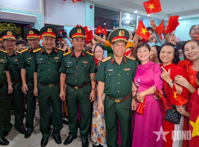 Lưu luyến phút chia tay nhân dân miền Nam