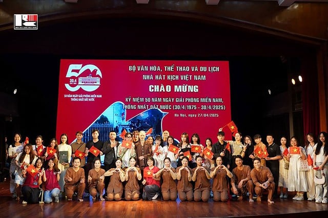 Xem kịch và cùng nghệ sĩ hát Quốc ca - Ảnh 1.
