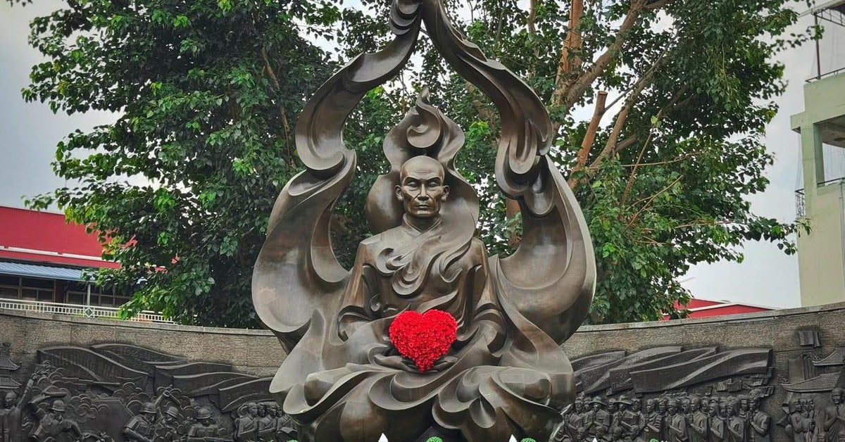 午後2時からは菩薩ティク・クアン・ドゥックの心の遺骨が尊ばれ、礼拝されます。 5月6日。