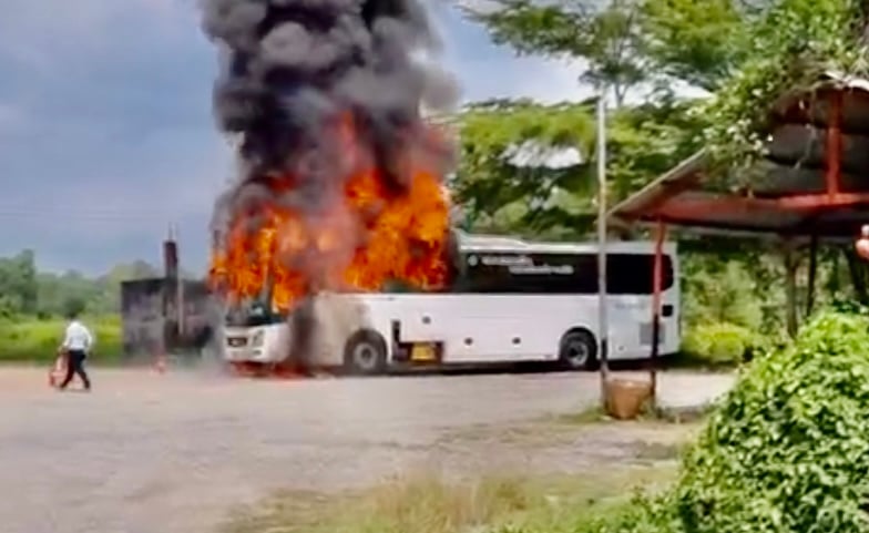 Xe khách 45 cho cháy trơ khung sắt trong khuôn viên nhà hàng  -0