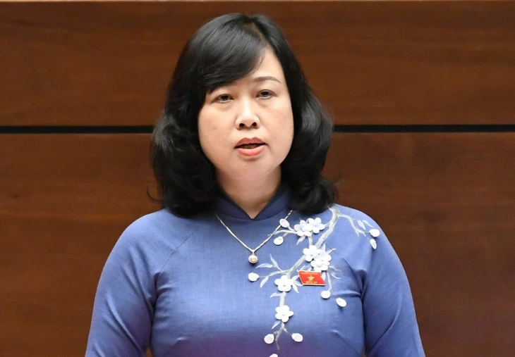 Minister Dao Hong Lan reports to the National Assembly on the promise to manage cosmetics and functional foods.