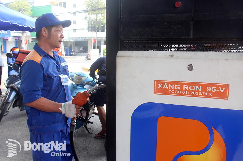 Kỳ điều hành giá bán lẻ xăng, dầu vào đầu tháng 5 sẽ dời sang ngày 5-5. Ảnh: Lam Phương
